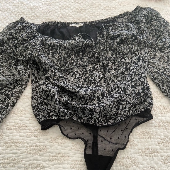 Abercrombie and Fitch Off the Shoulder Body Suit - Picture 2 of 16